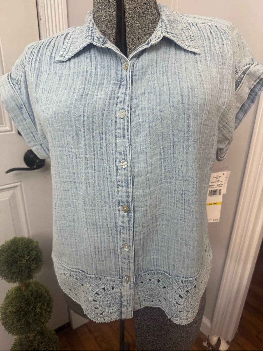 Women's Ruby Rd Blue Washed Denim Button Down Shirt with Crochet Trim Petite MD